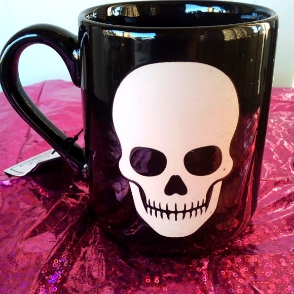 COBWEBS & CAULDRONS NEW 2 SKULL MUGS Christmas gift 🎁 goth coffee tea kitchen - Picture 9 of 15